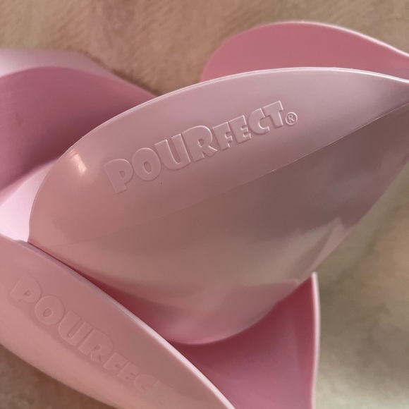 New POURfect Set of 2 Spill Poof Bowls w/Measurements inside of bowl - Picture 2 of 7